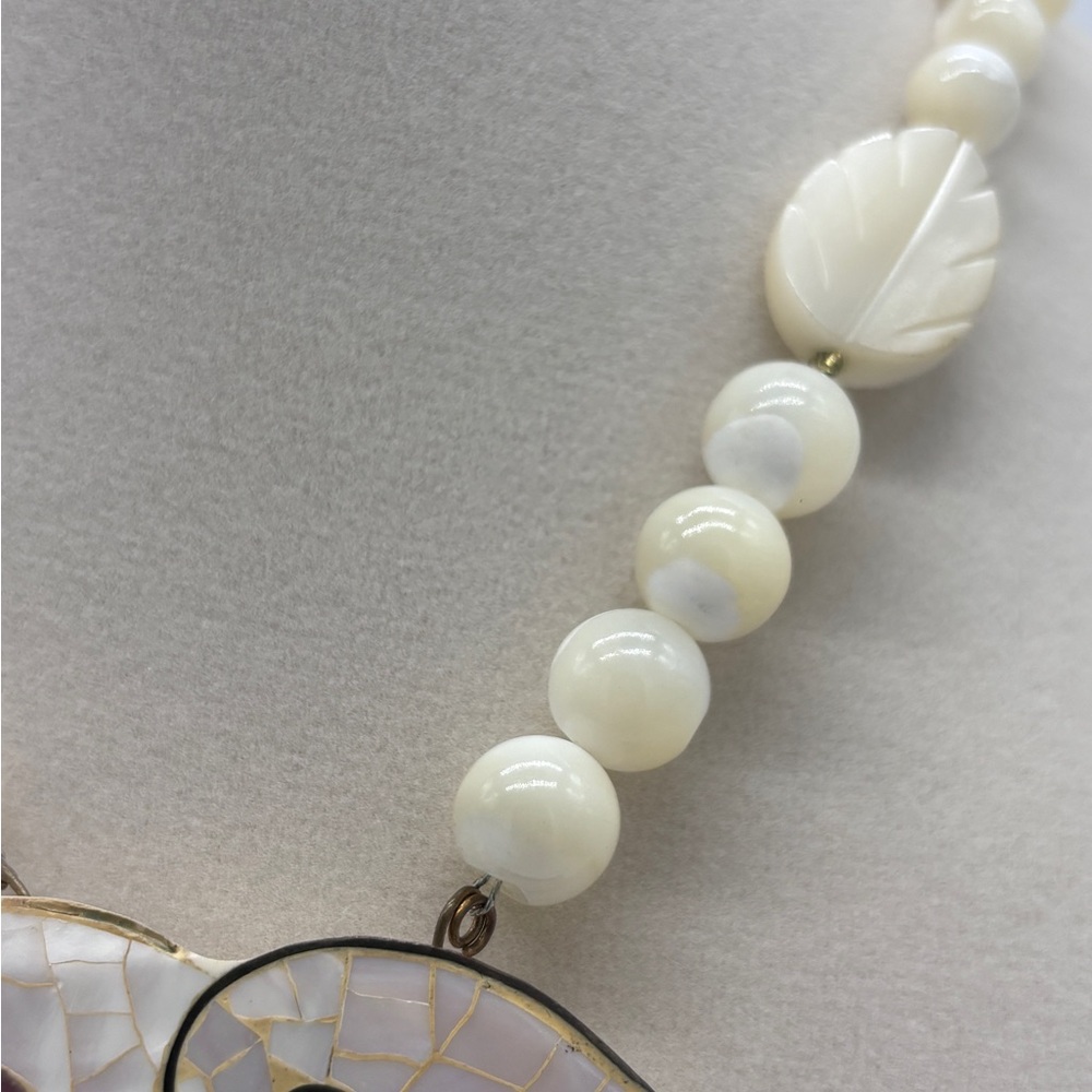 Vintage 1970’s Lee Sands Mother of Pearl Necklace with Floral Pendant - Picture 4 of 9